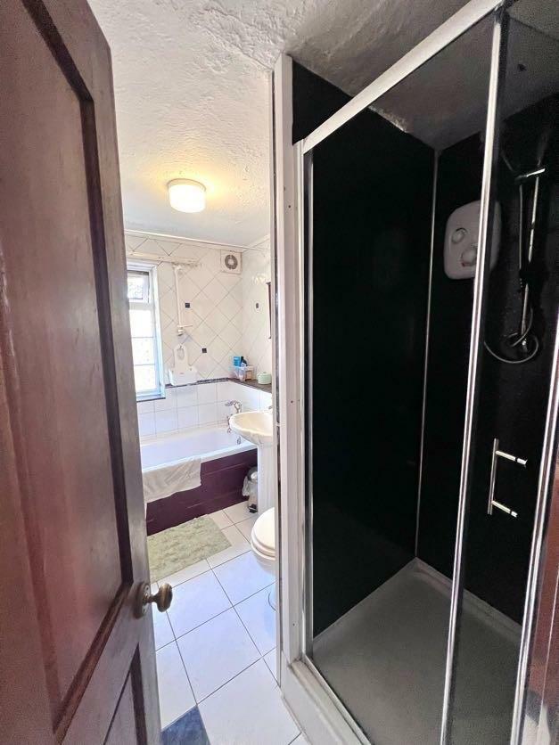 Upstairs Bathroom (2).jpg
