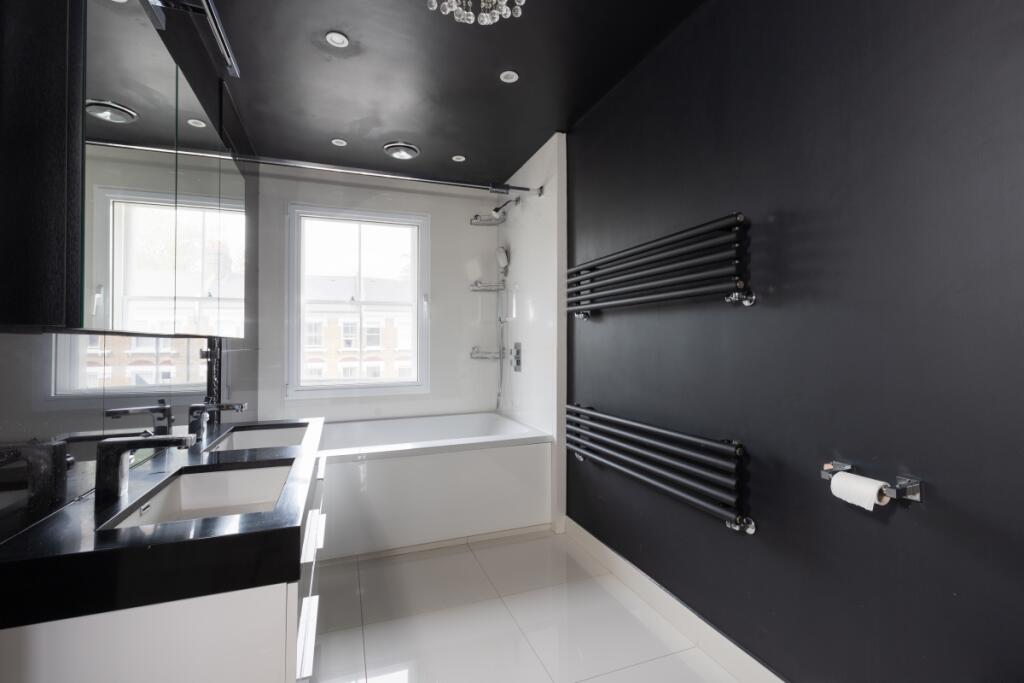 Trafalgar Avenue ...