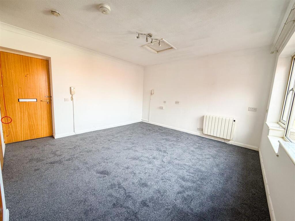 LOUNGE/BEDROOM