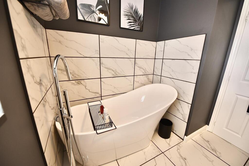 FAMILY BATHROOM/W.C.