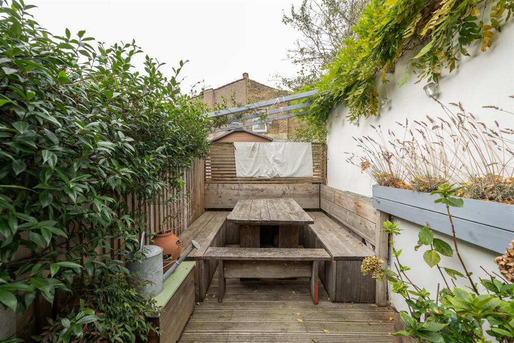 Ernald Avenue, E6