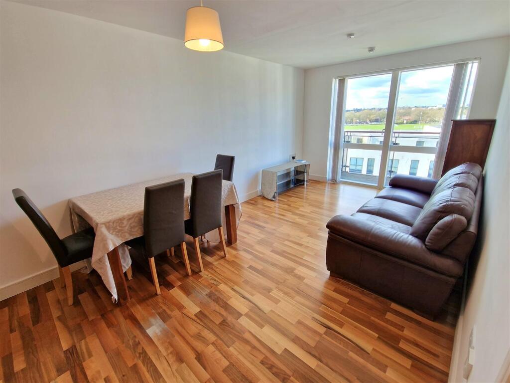 Lounge/Dining
