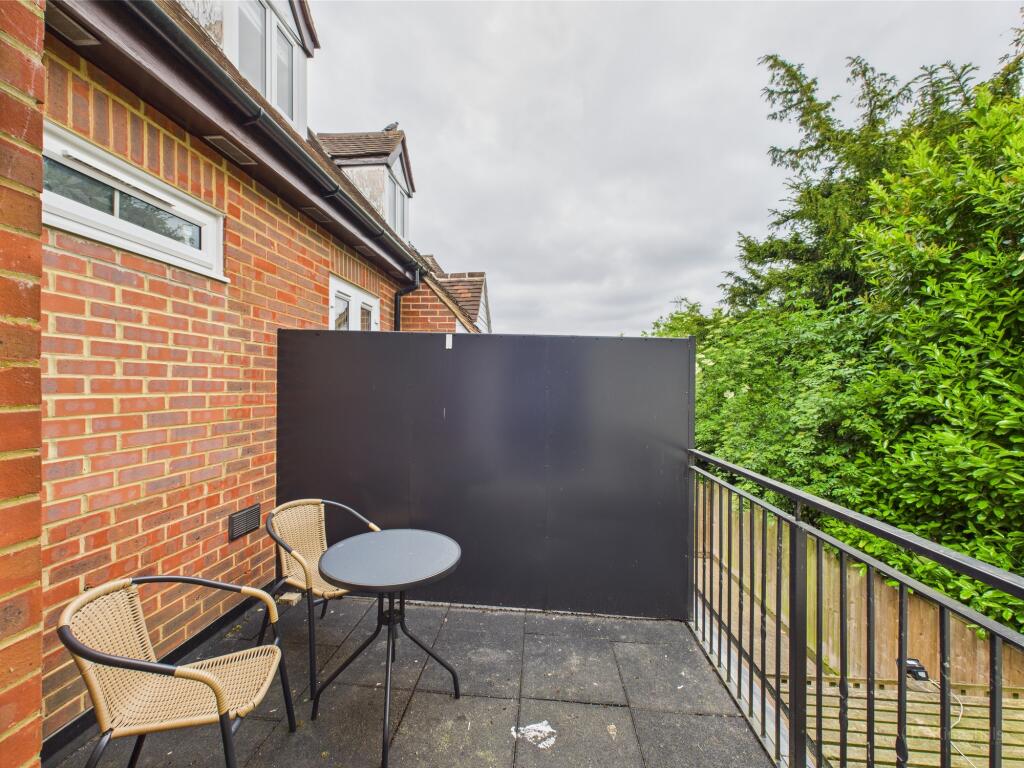 CAM02119G0-PR0400-STILL008