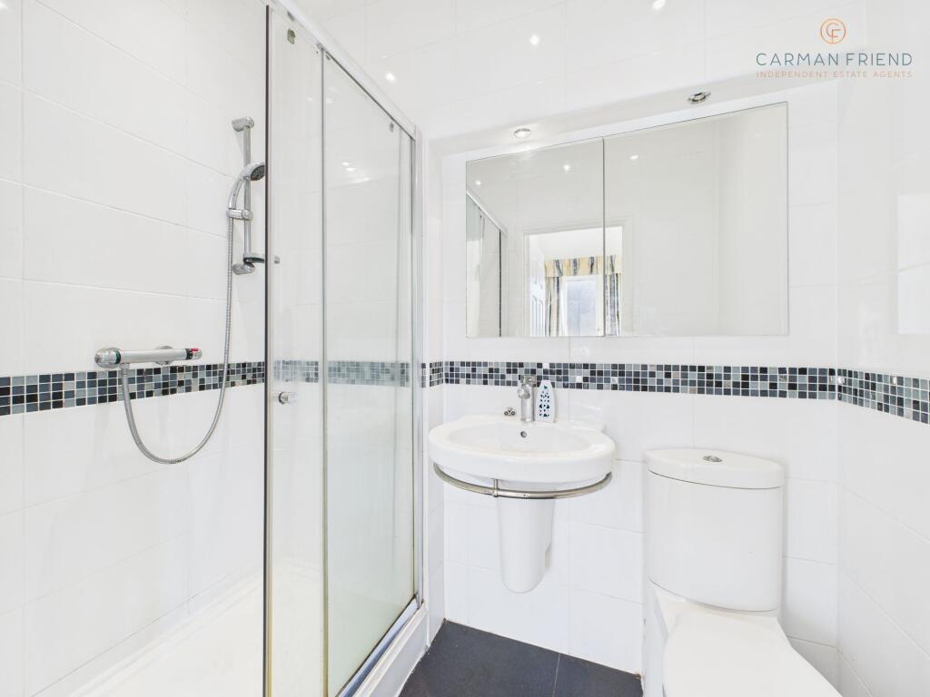 En Suite to Bedroom 1