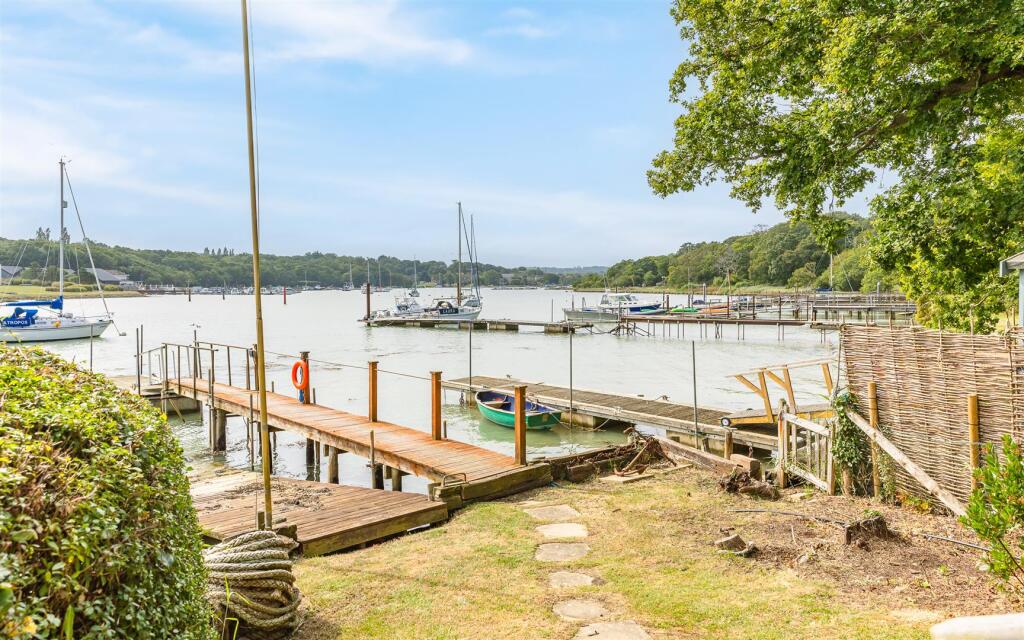 Pontoon &amp; View