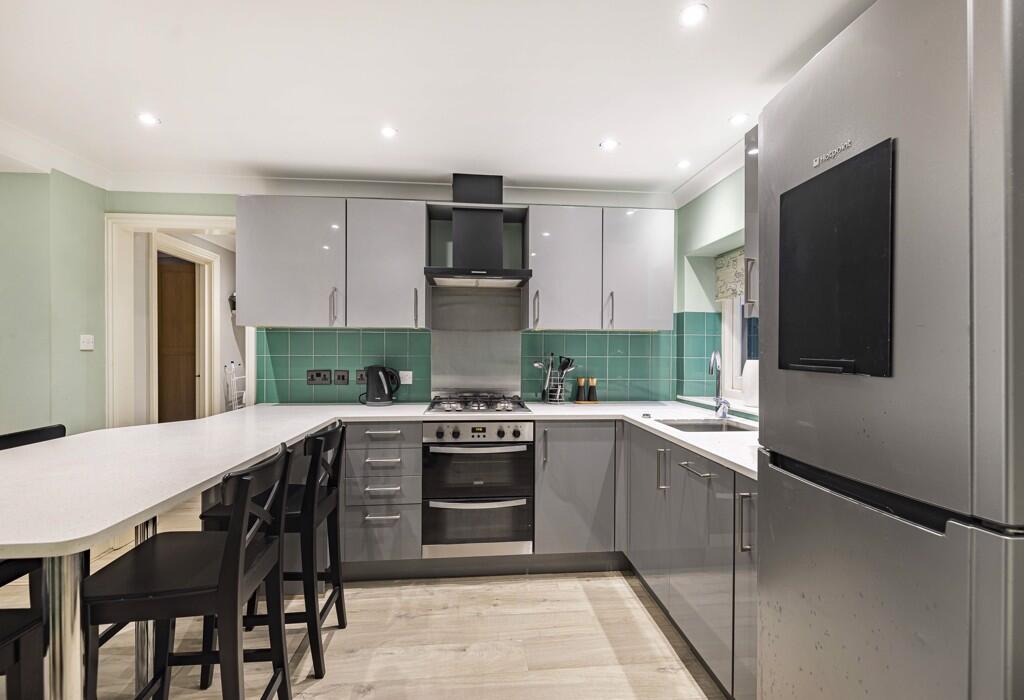 Open Plan Living - Breakfast Bar Dining