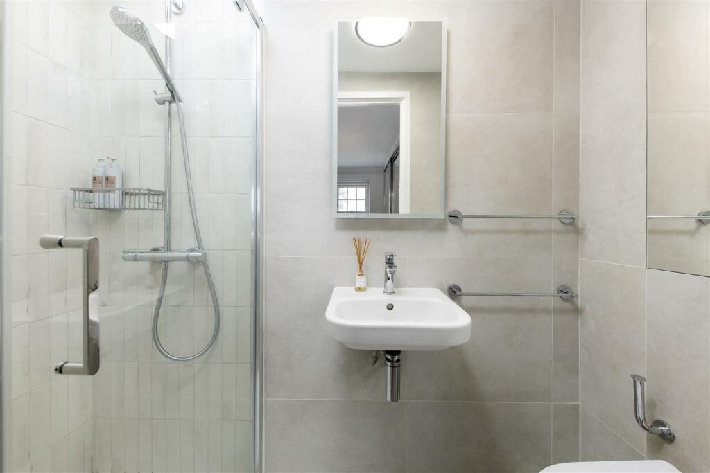 Thaxted Place 8- bath (2).jpg