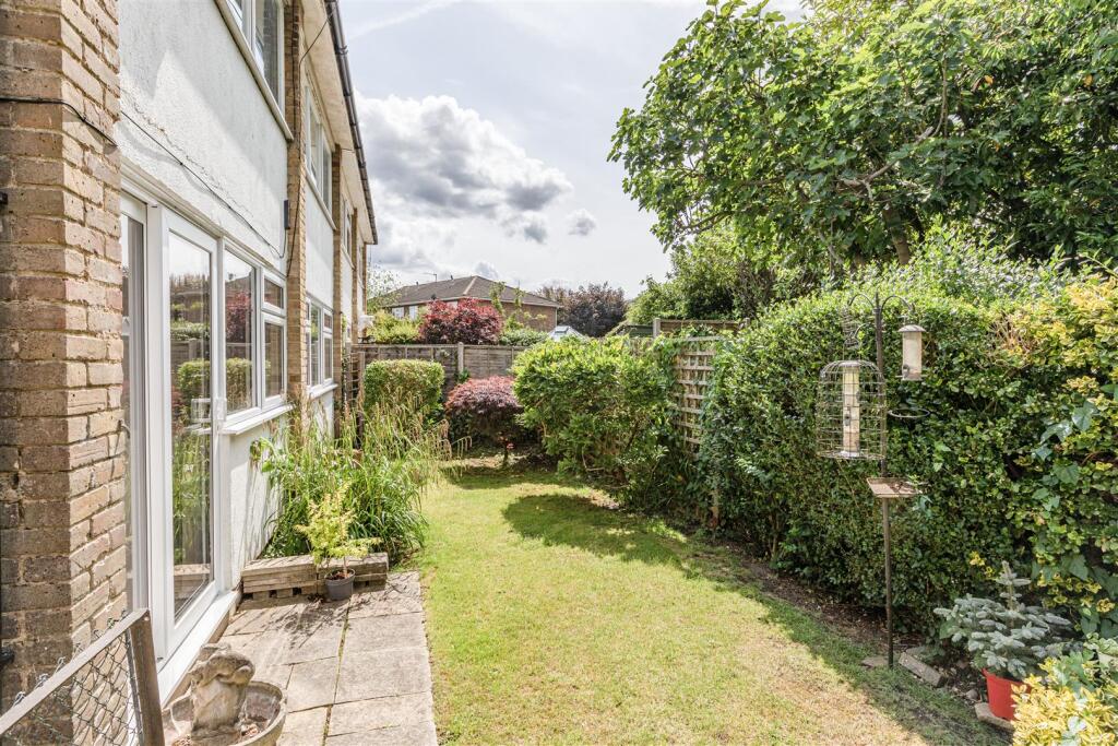 11 Old Orchard, KT14 7QX. - 12.jpg