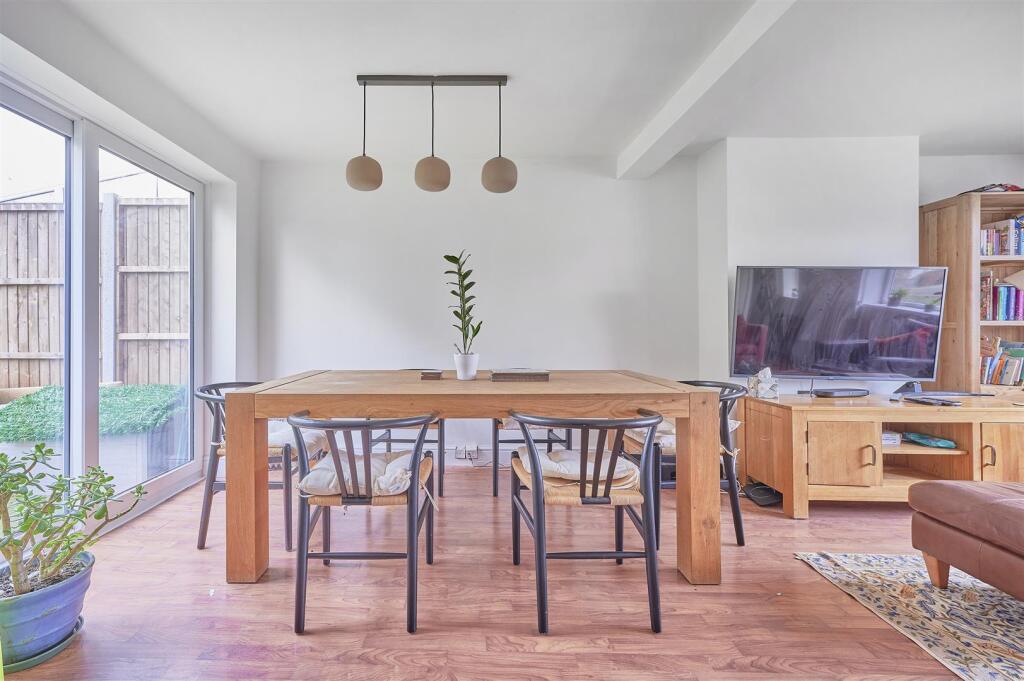 'L' SHAPED SITTING/DINING ROOM