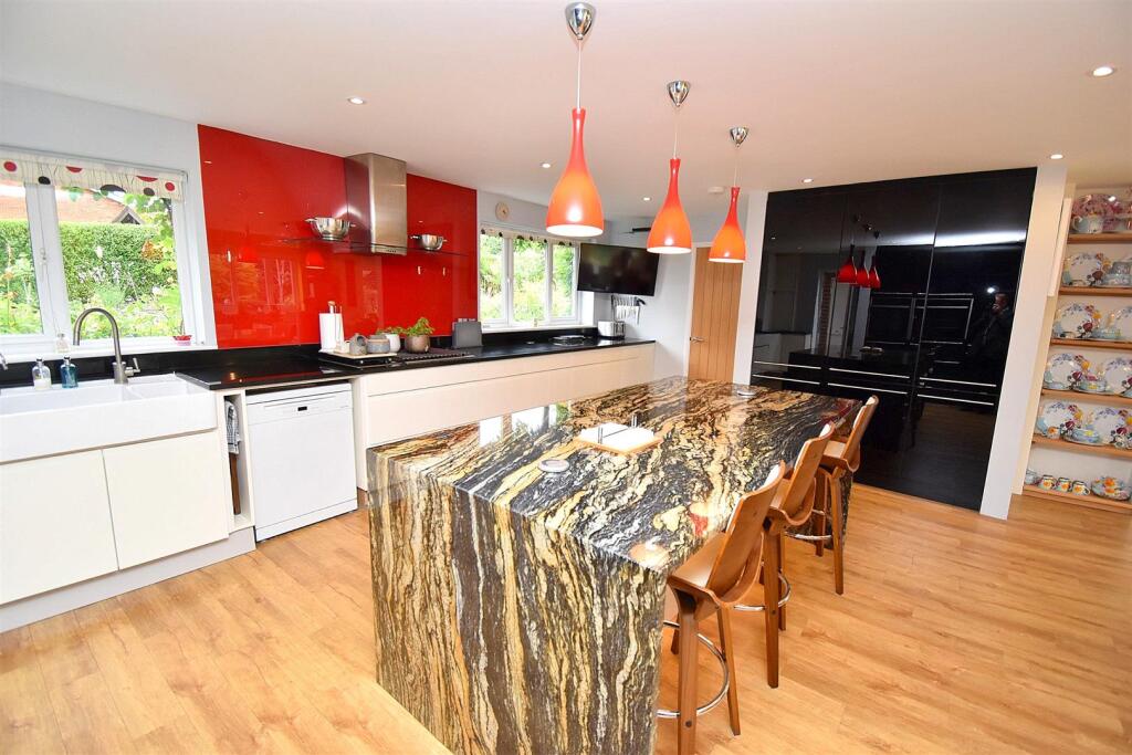 KITCHEN 4.JPG