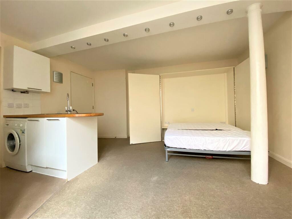 Bed 2.jpg