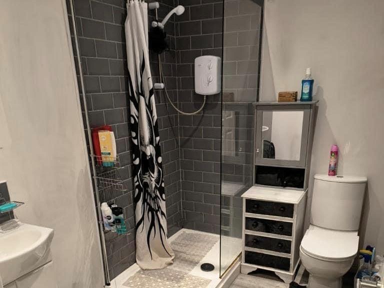 43 High Street bathroom.jpg