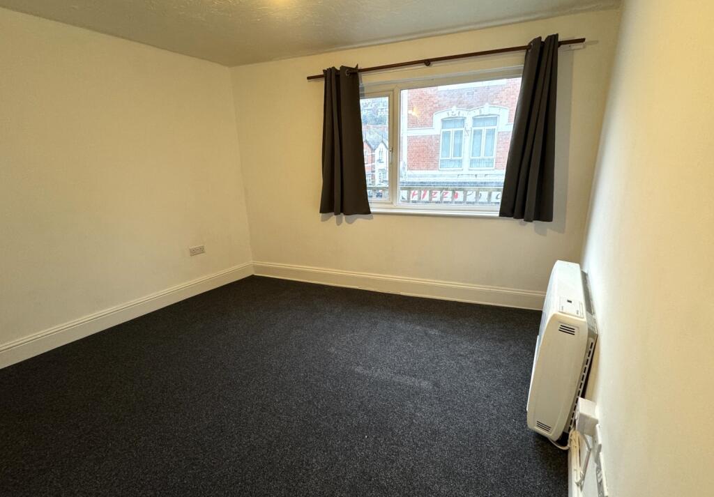 Flat 3, 20 Regent St - bedroom1