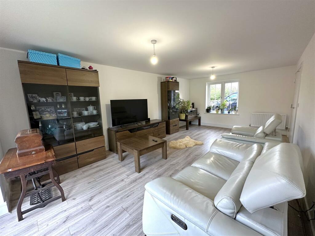 Dual-Aspect Living Room 538