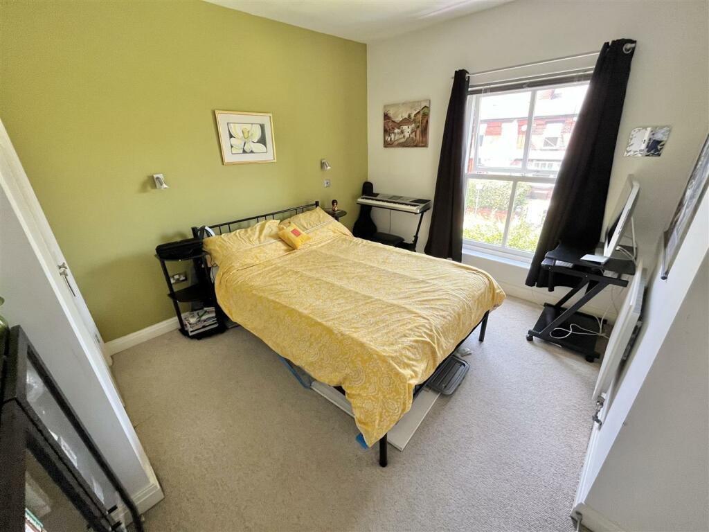 Bedroom 1.jpg