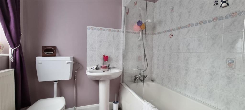 Family Bathroom / WC