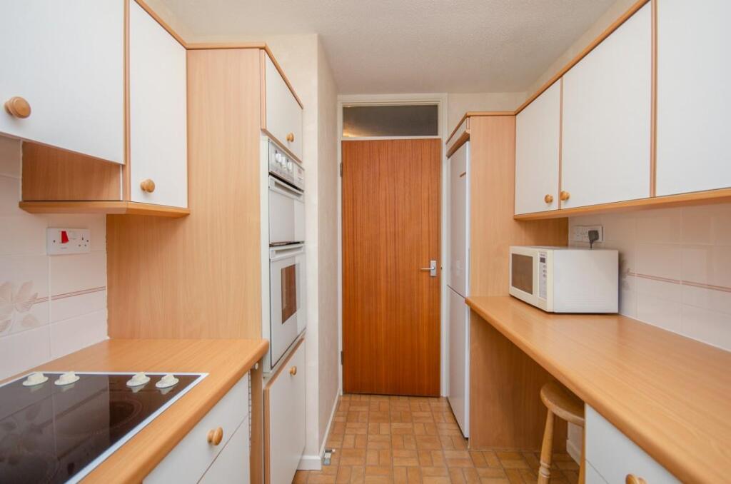 Kitchen pic 2.jpg