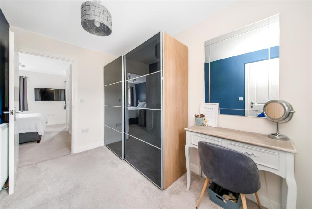 DRESSING ROOM/WALK-IN WARDROBE