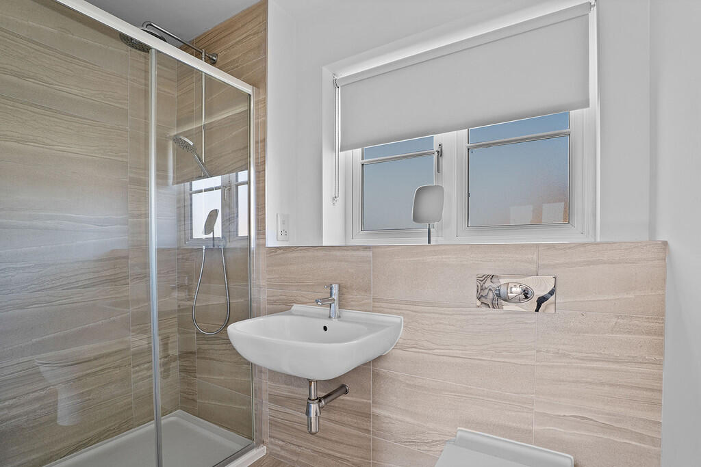 ensuite to bedroo...