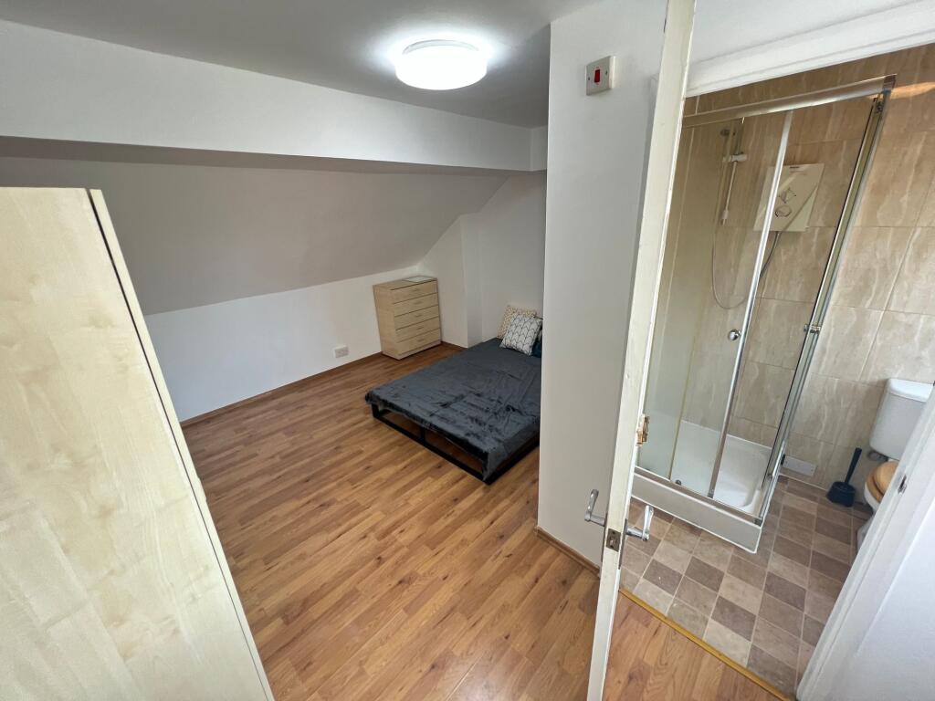 A tidy and well-maintained single bedroom featu...