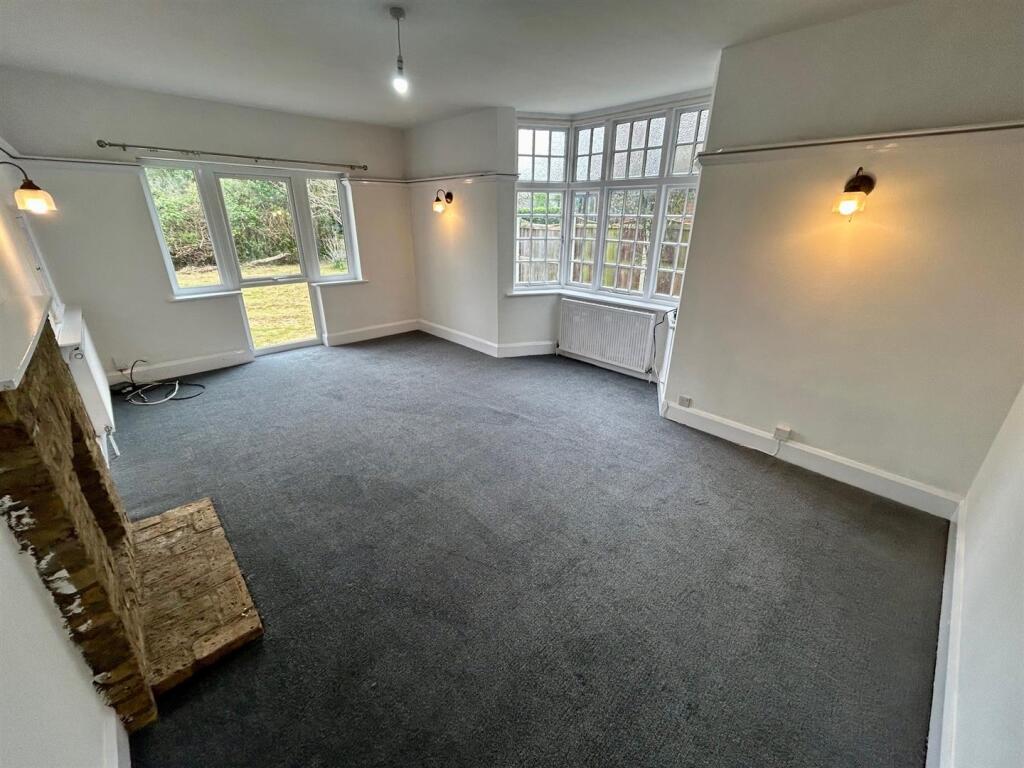 lounge 1.jpg