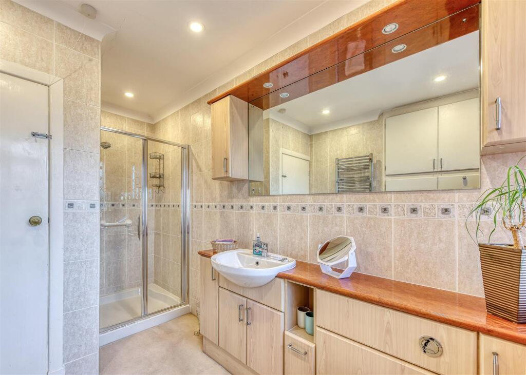 Robinswood-bathroom2.jpg