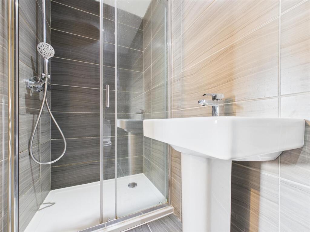 MASTER EN-SUITE
