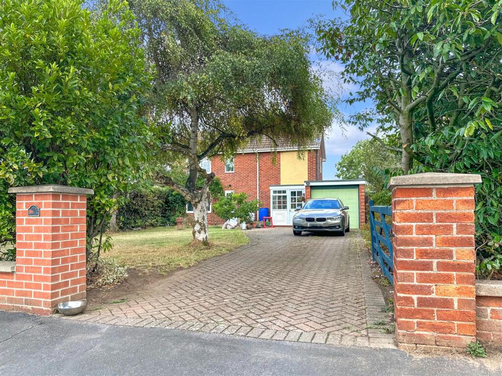 Pillared Entrance &amp; Block Paved Driveway 938