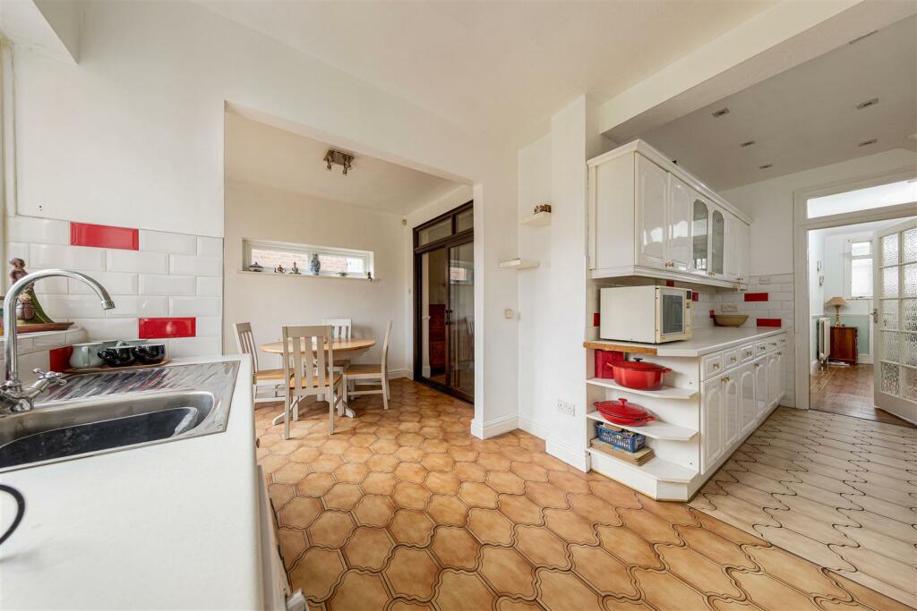 Larkshall Road, E4