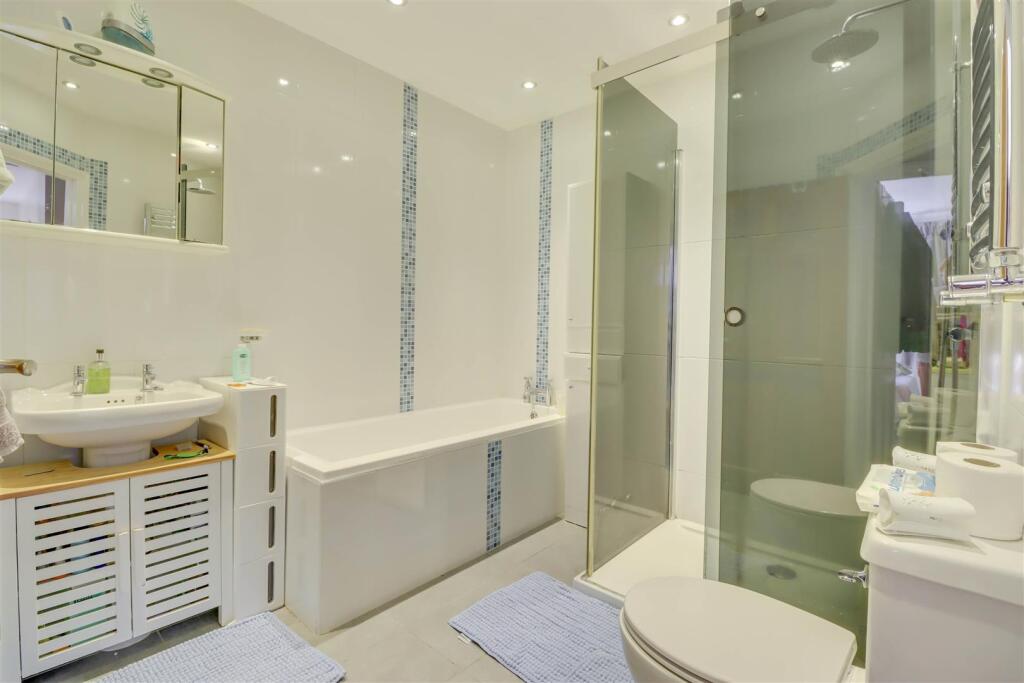 7 RETTENDON GARDENS WICKFORD-4.jpg