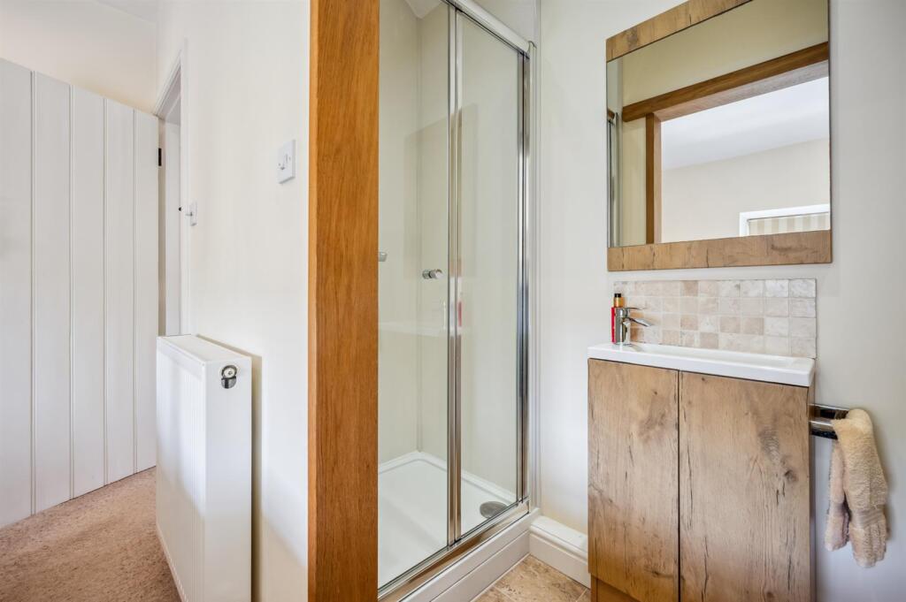 Bedroom One en-suite shower.jpg