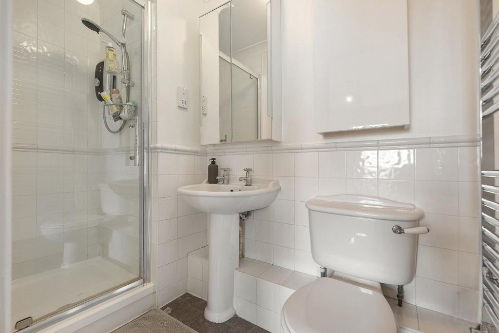 Bathroom (2).jpg