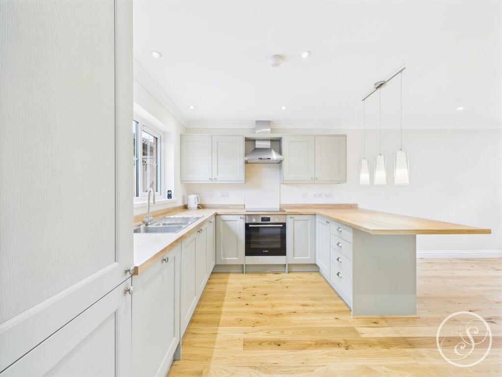 KITCHEN/DINER/FAMILY ROOM