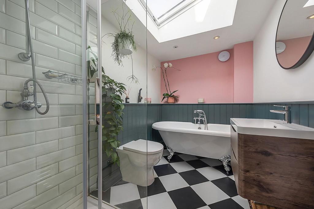 En-Suite Bathroom.jpg