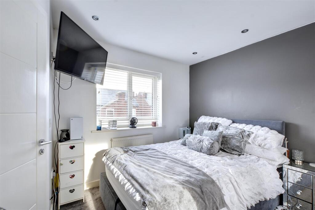 Bedroom 1_1.jpeg