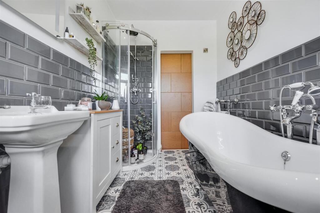 Bathroom_2.jpeg