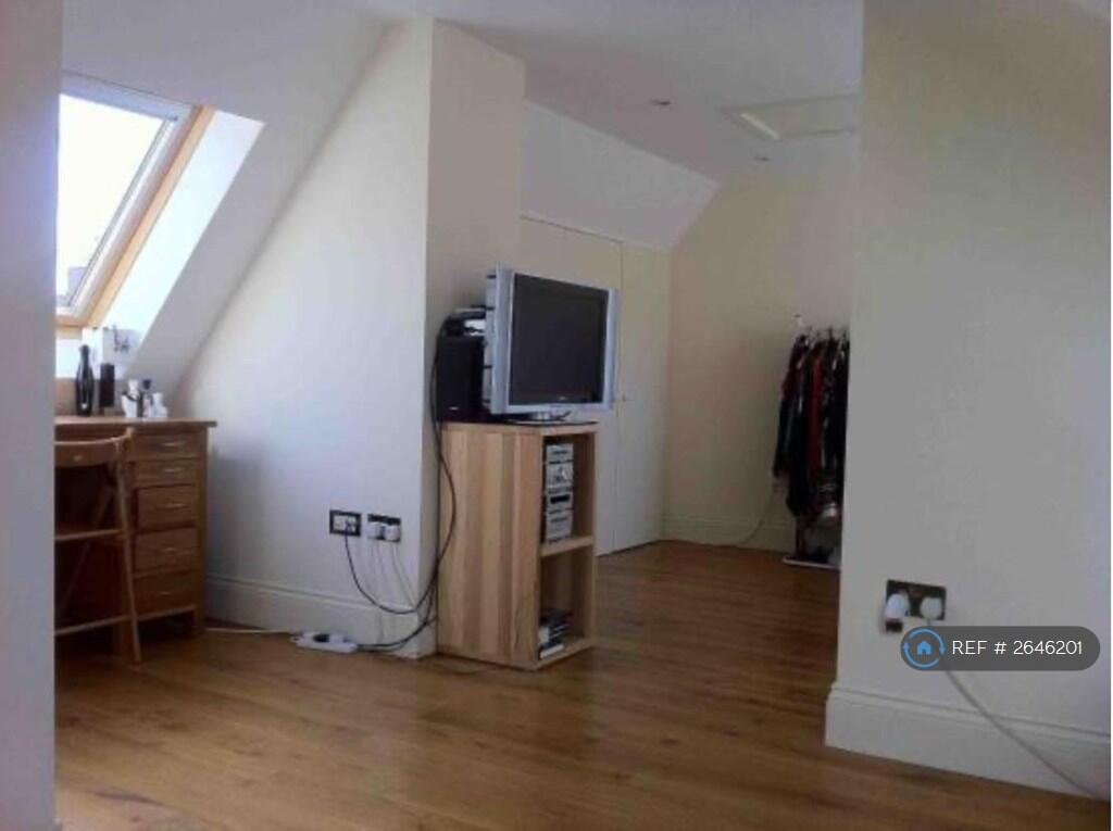 8 Ensuite Rooms With Power Showers &amp; Large Smarts