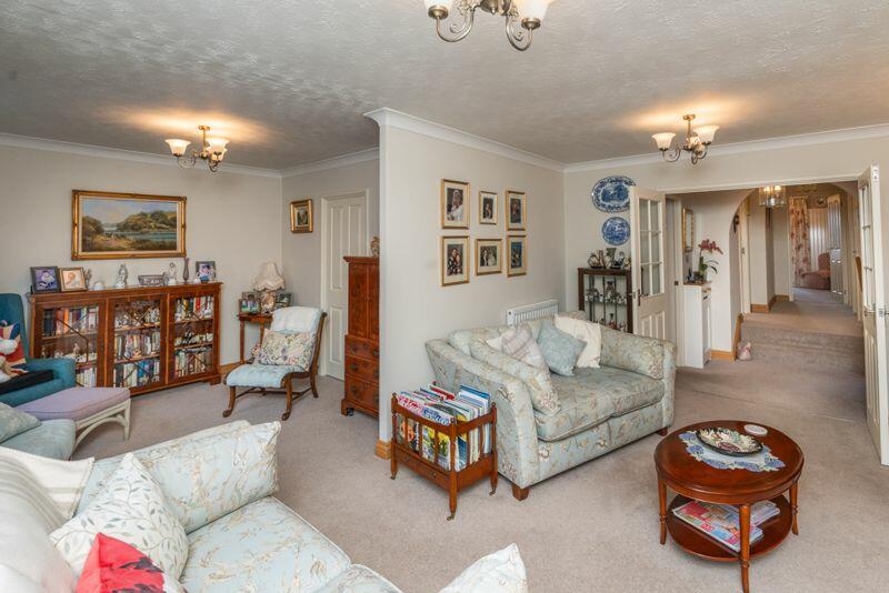 LOUNGE/DINING ROOM