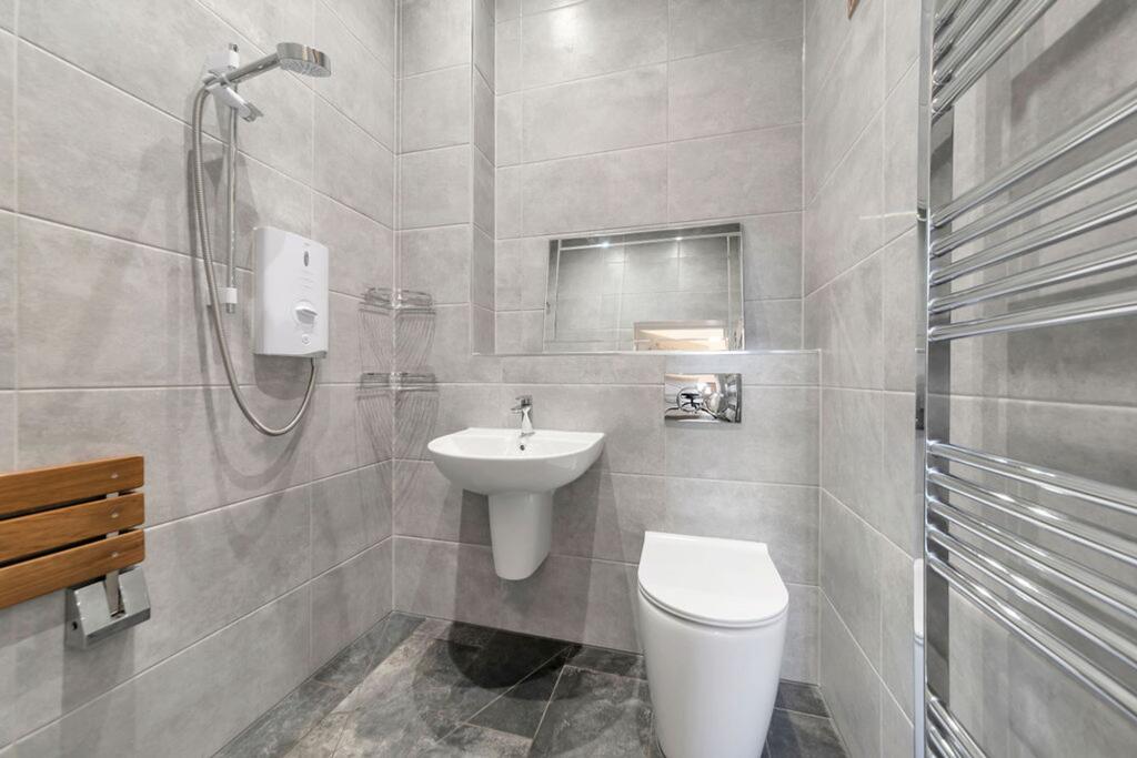 Modrn Downstairs Wet Room