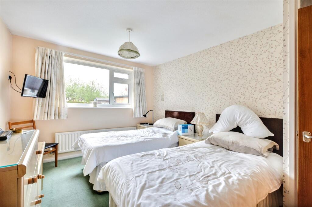 Bedroom 1_2.jpeg