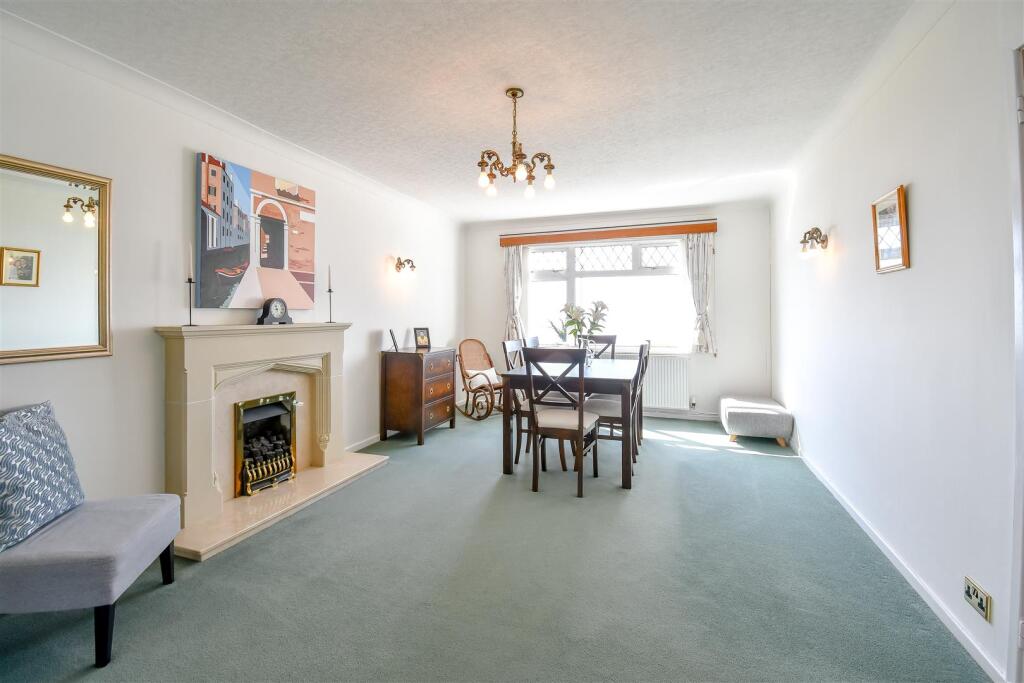 LIVING/DINING ROOM