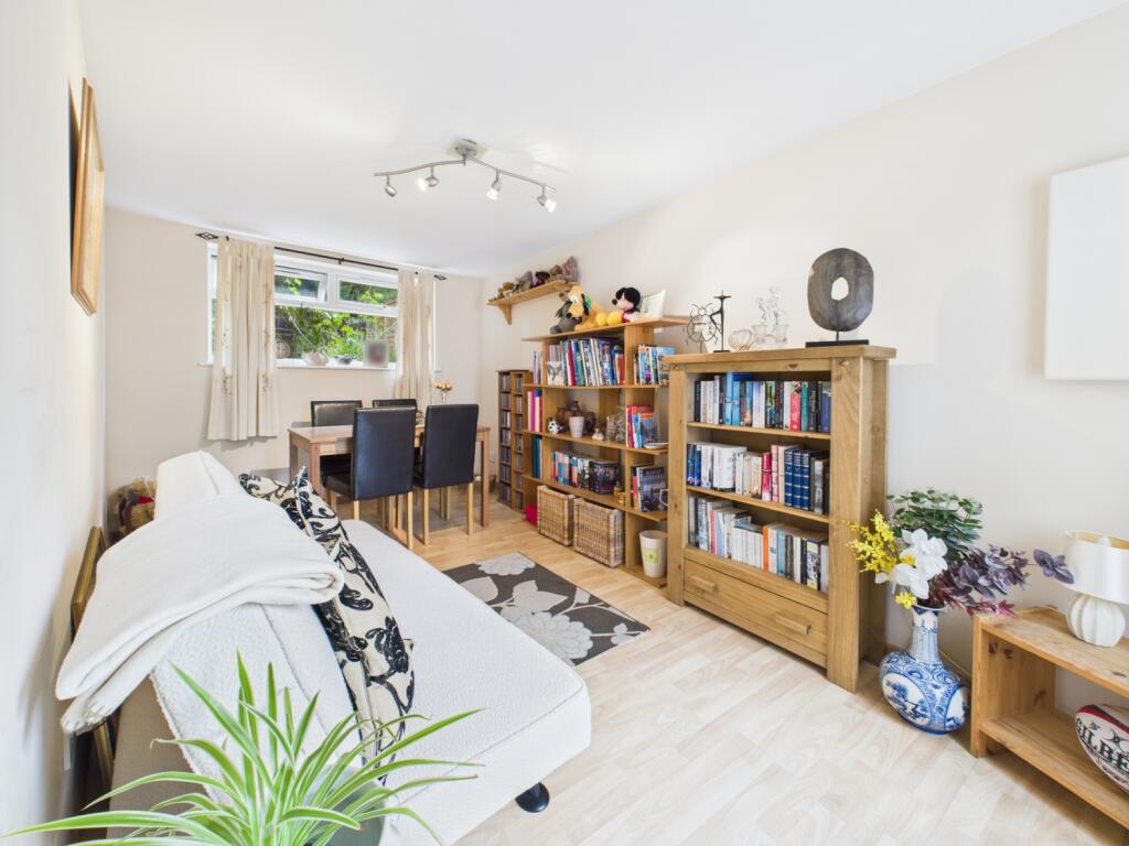 CAM01740G0-PR0428-STILL016