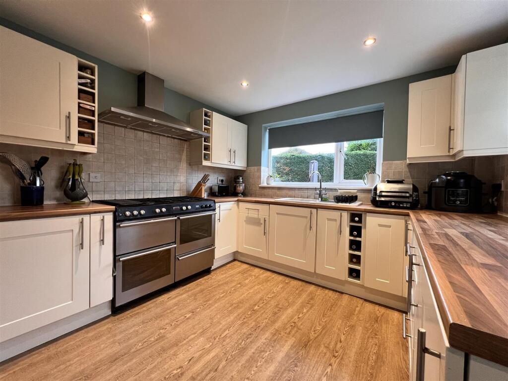 Kitchen:
