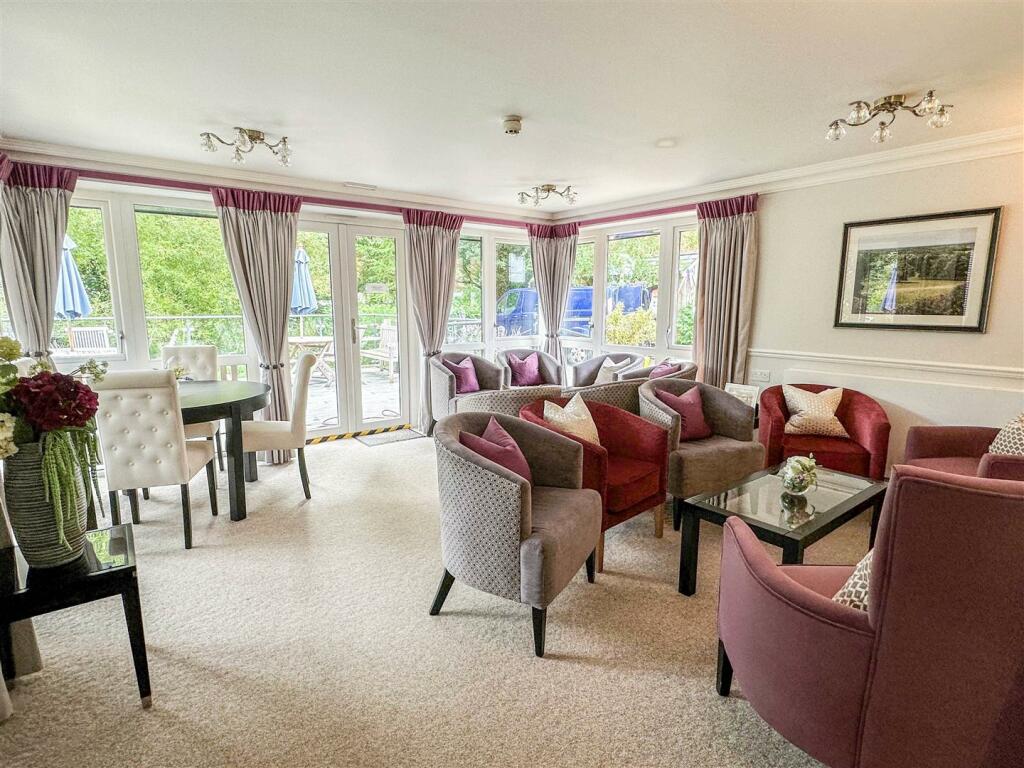 Lounge-2.jpg