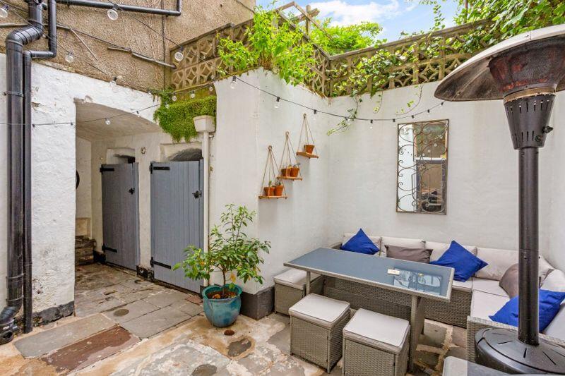 Rear courtyard 