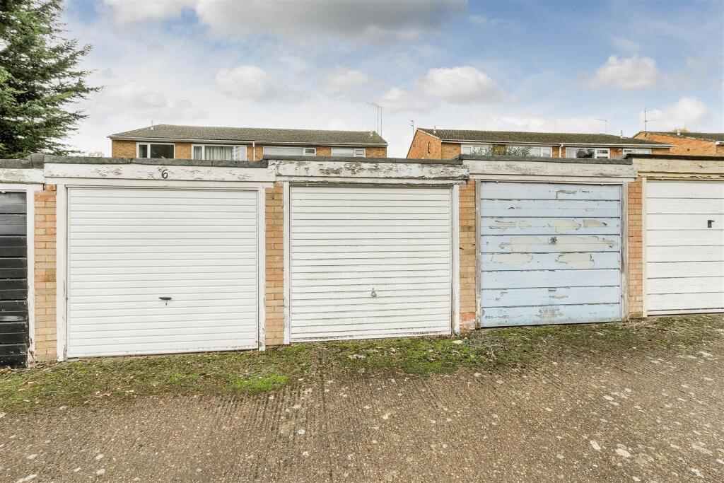 Garage in a block