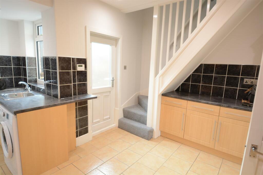 Kitchen 2.JPG