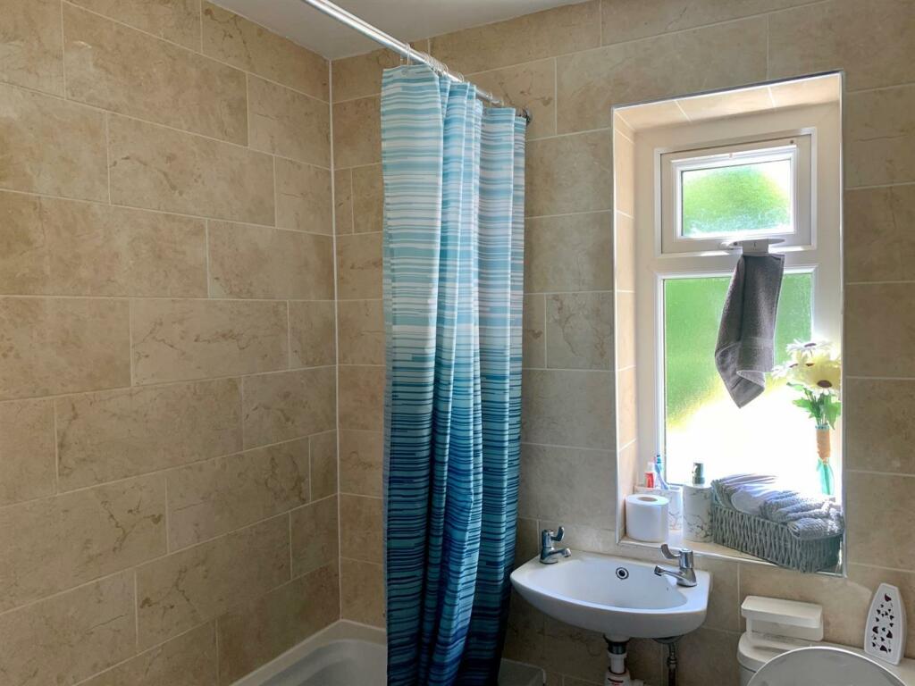 Flat 2 Bathroom.jpg