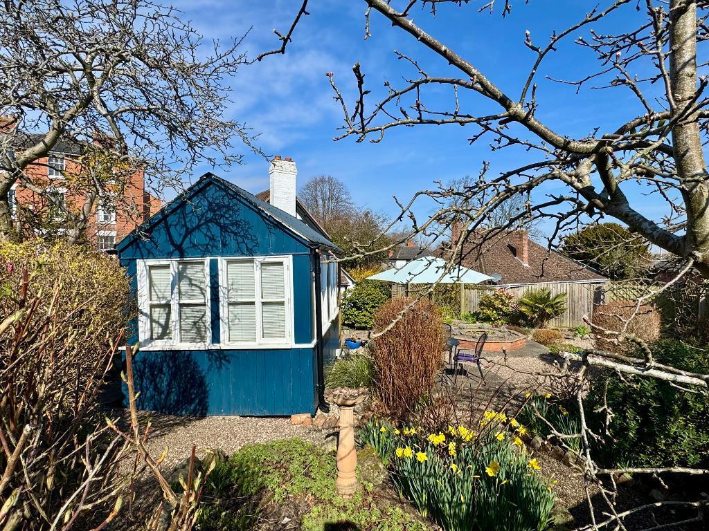 Summer house and garden