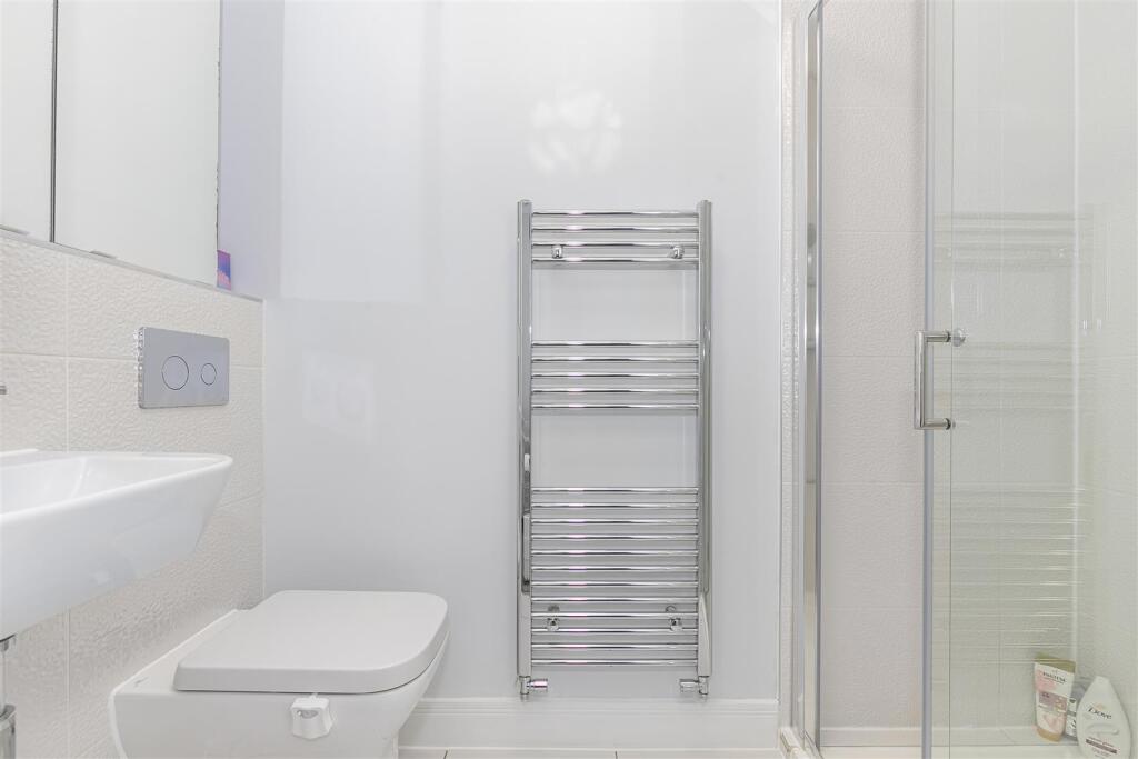 Ensuite 1.jpg